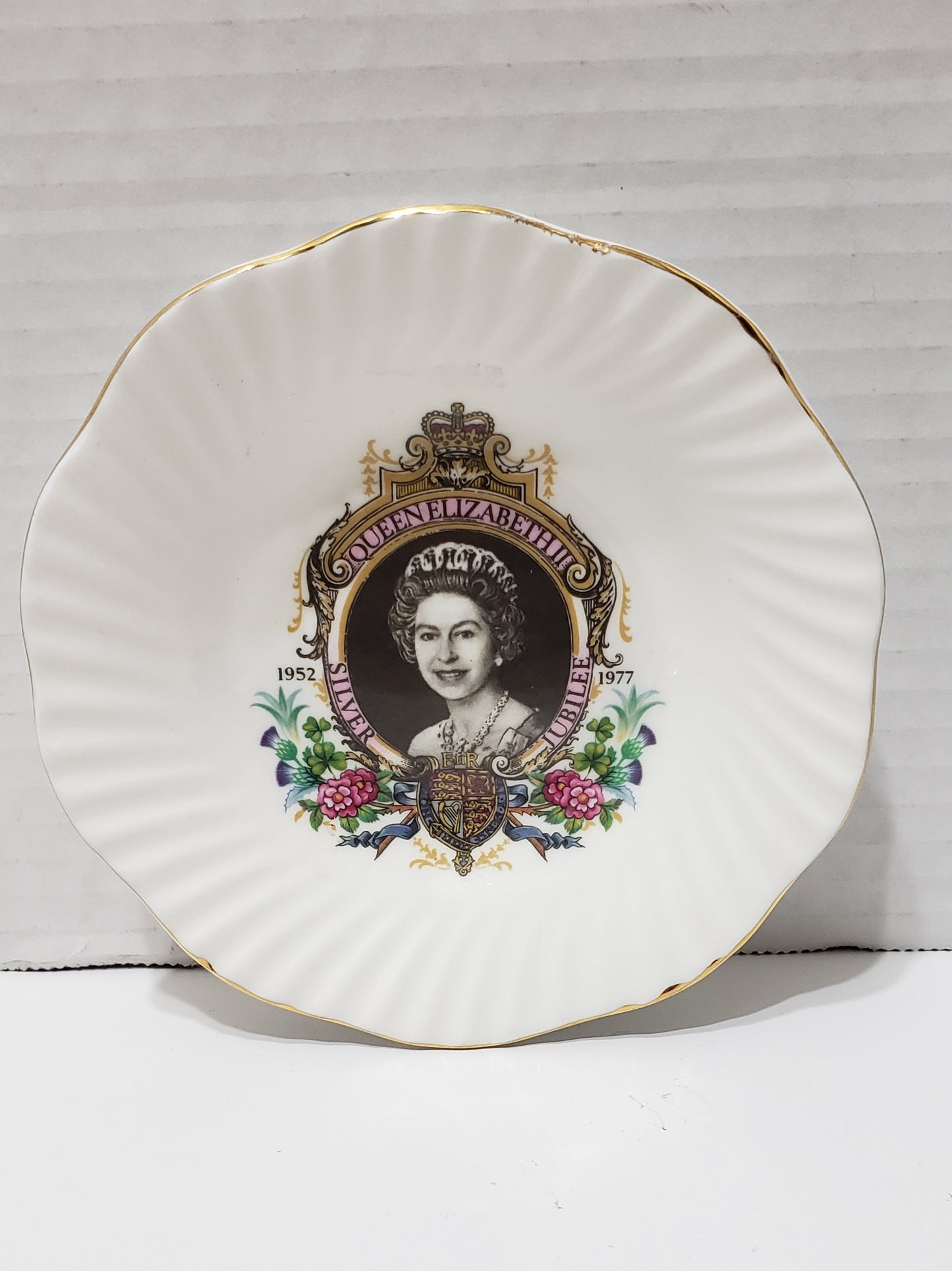 Queen Elizabeth II Silver Jubilee Plate - Vintage 1977 - 4.75"