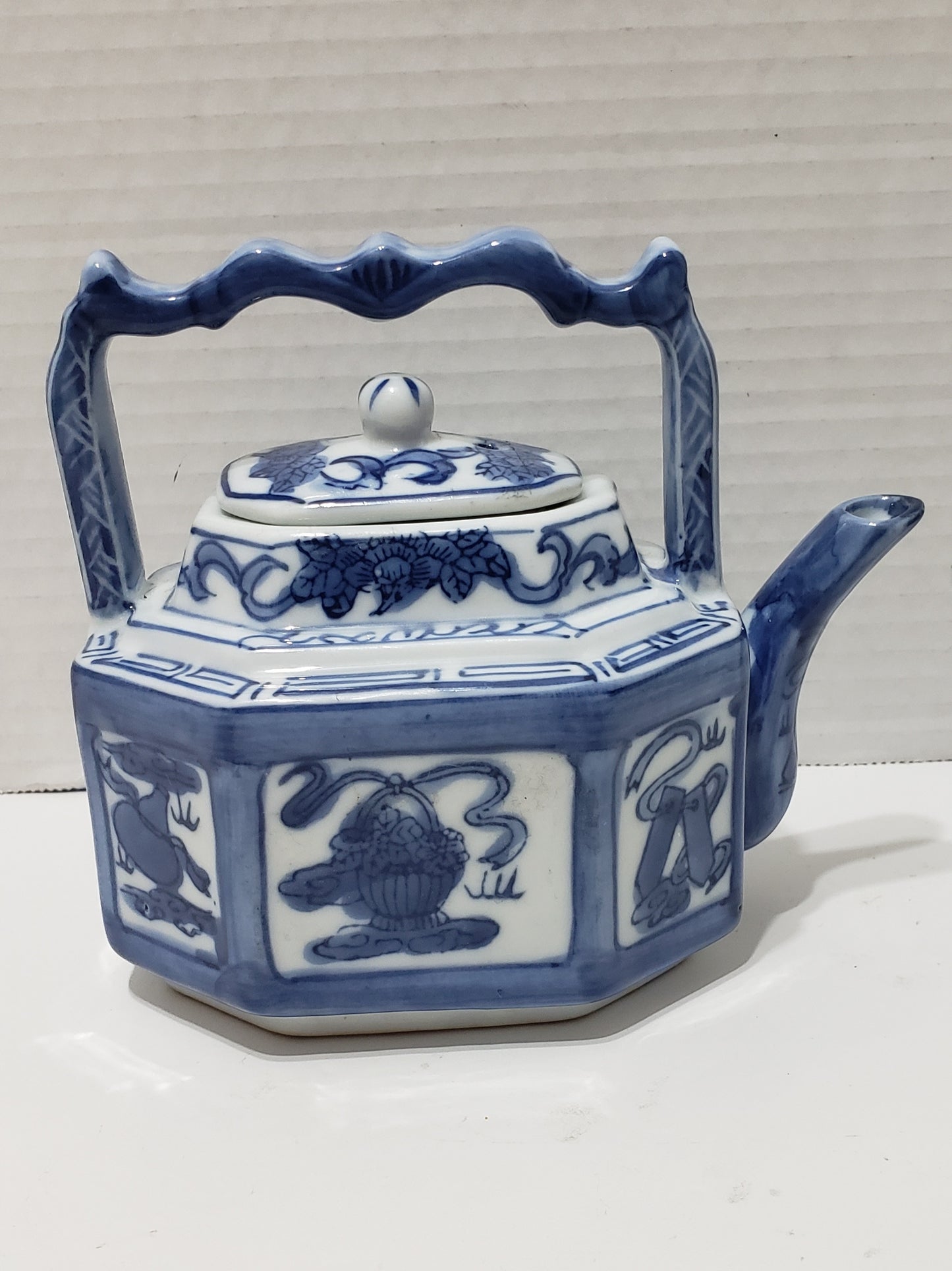 Théière chinoise en porcelaine de la dynastie Quinlong Chien Long - Vintage