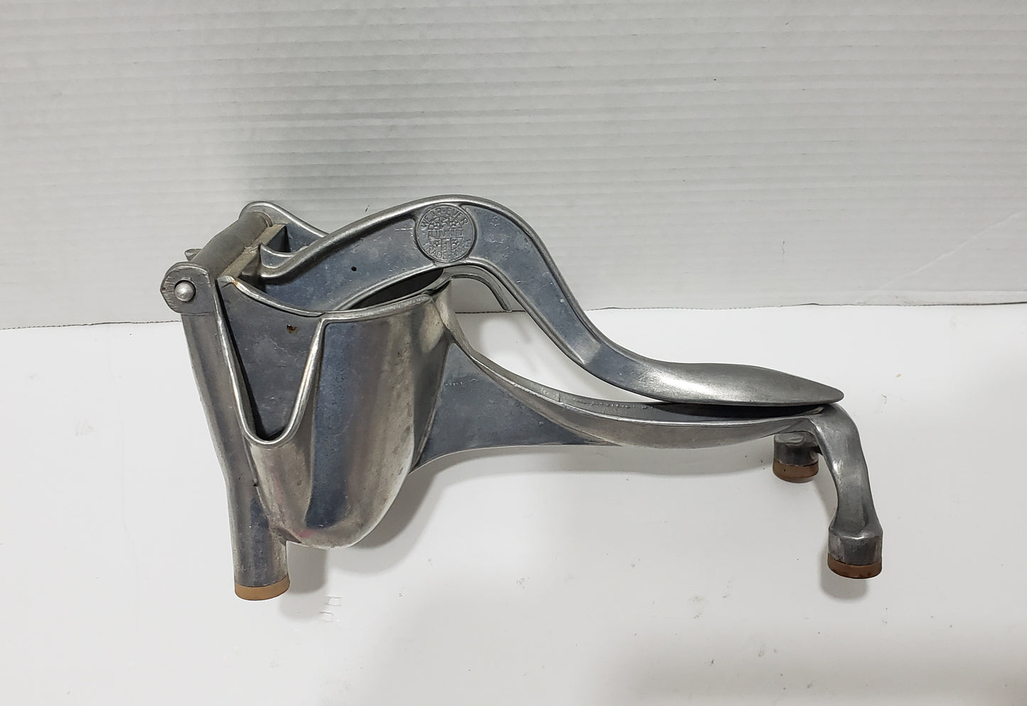 Presse-agrumes en aluminium Wear-Ever - Vintage