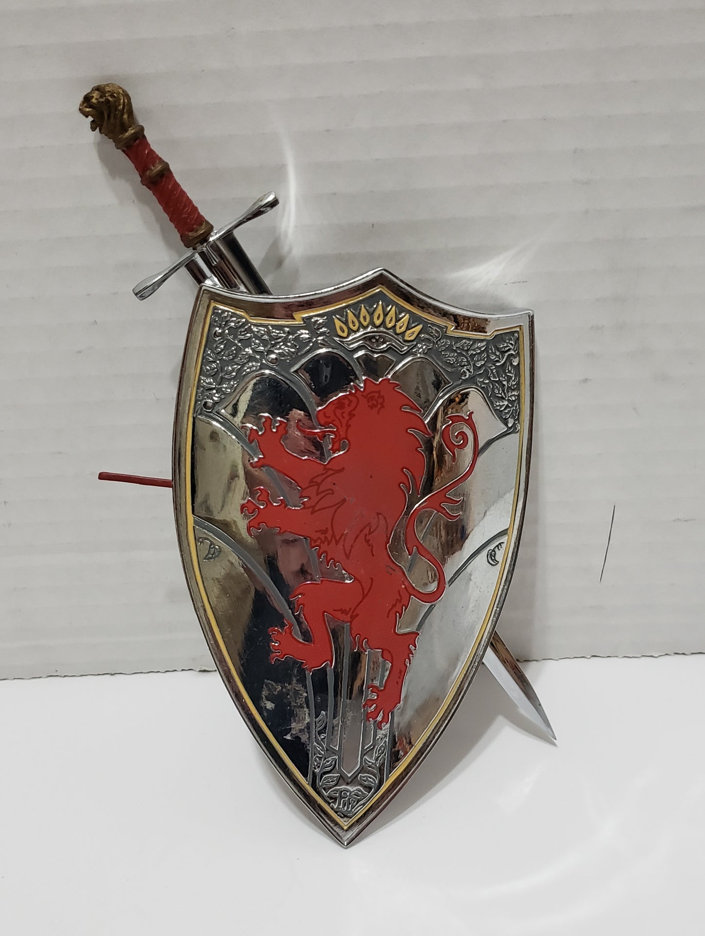 Chronicles Of Narnia: Peter's Christmas Gift Replica - Sword & Shield