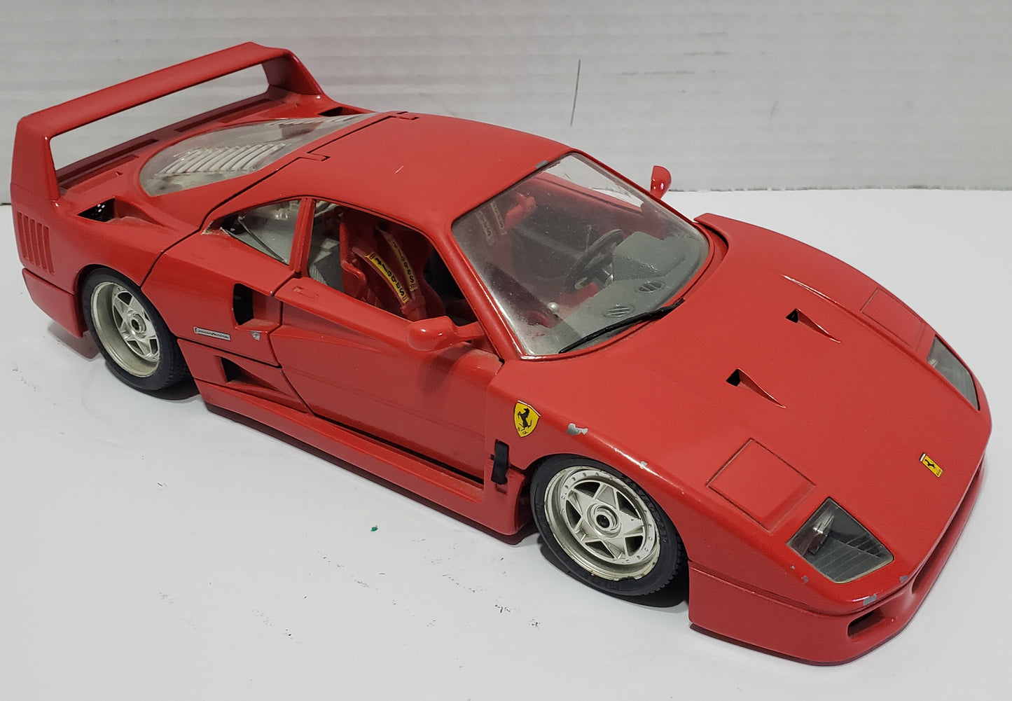 Burago 1987 Ferarri F40 Diecast Car, Italia Red - 1/18 Scale