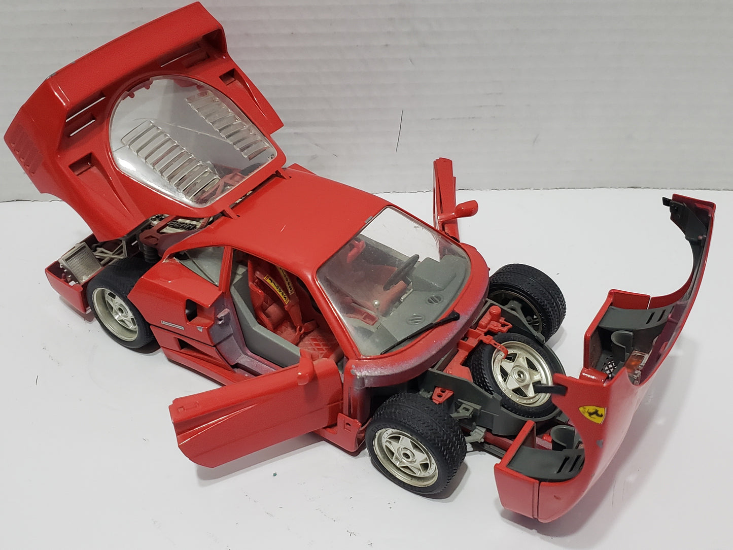 Burago 1987 Ferarri F40 Diecast Car, Italia Red - 1/18 Scale